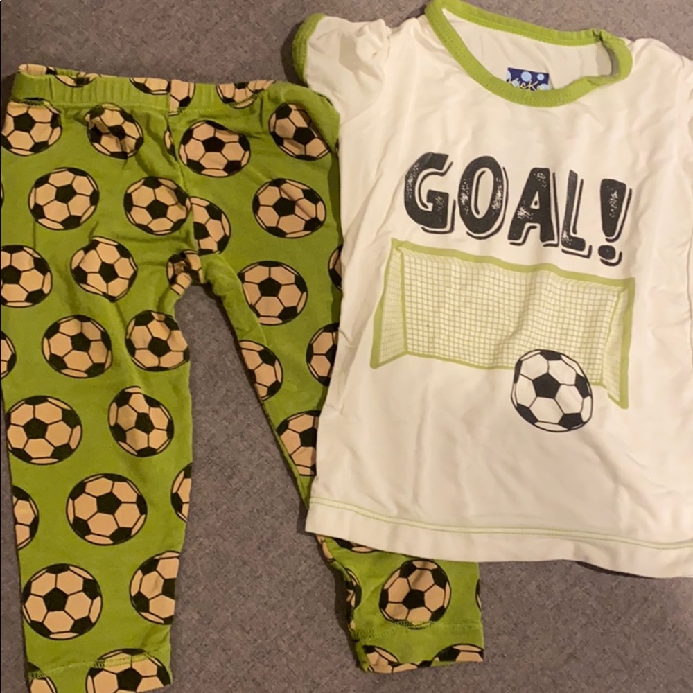 EUC Kickee pants soccer pajama set 12-18 months